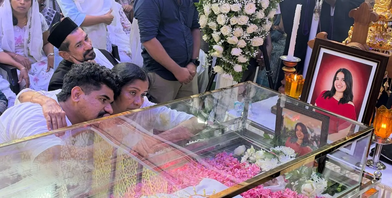 പാമ്പാടിയിൽ ബസിനടിയിൽപെട്ട് മരിച്ച സ്കൂട്ടർ യാത്രക്കാരി കൃപ മെറിൻ കുര്യാക്കോസിന്റെ (24) മൃതദേഹം പാമ്പാടി ബ്ലോസം വാലി സെന്ററിൽ പൊതുദർശനത്തിന് വെച്ചപ്പോൾ. മകൻ കിരണിനെ ചേർത്തുപിടിച്ച് അമ്മ അനിത. സമീപം അച്ഛൻ ഫാ. കുര്യാക്കോസ് കടവുംഭാഗം.