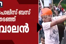 പോലീസിന്റെ വാഹനത്തിന് മുകളിൽ കയറി വിദ്യാർഥി, കുട്ടിയെ തടഞ്ഞ് പോലീസ്