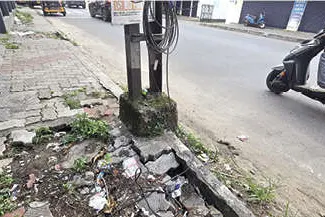 നടക്കാൻ ഇടം തേടി തിരുവല്ല; ഓടയ്ക്ക് മുകളിലെ നടപ്പാതകൾ തകർന്നു