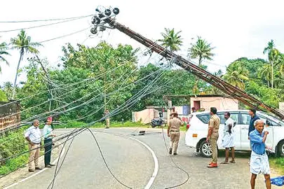 വർക്കലയിൽ നിയന്ത്രണംവിട്ട കാറിടിച്ച് വൈദ്യുതത്തൂണുകൾ തകർന്നു