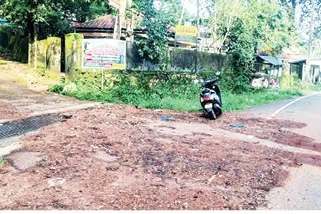 അപകടക്കെണിയായി കോട്ടൂർ സ്കൂളിന് മുന്നിലെ മൺകൂന