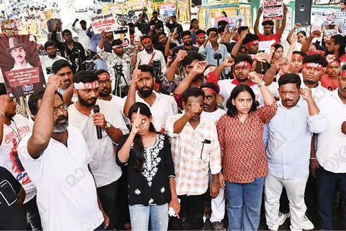 തിരഞ്ഞെടുപ്പു കമ്മിഷന്റെ യോഗത്തിൽനിന്ന് രാഷ്ട്രീയ കക്ഷികൾ ഇറങ്ങിപ്പോയി