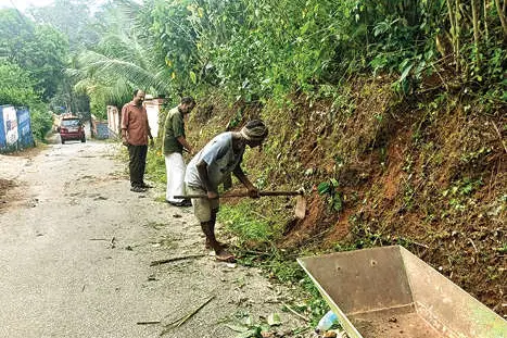 പരാതിപ്പെട്ട് മടുത്തു; ശുചീകരണം നടത്തി നാട്ടുകാർ