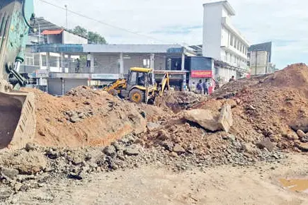 മുന്നറിയിപ്പില്ലാതെ ഗതാഗതം നിരോധിച്ചു, പ്രതിഷേധവുമായി യാത്രക്കാർ