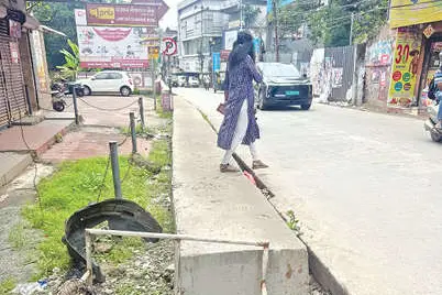 കൂർക്കഞ്ചേരി- കുറുപ്പം റോഡ്: തടി കേടാകേണ്ടെങ്കിൽ വഴിമാറിക്കോ...