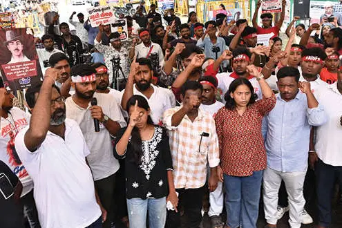 തിരഞ്ഞെടുപ്പ് കമ്മിഷന്റെ യോഗം; രാഷ്ട്രീയകക്ഷികൾ ഇറങ്ങിപ്പോയി