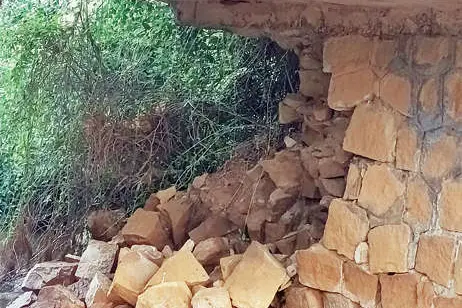 കോട്ടക്കുന്ന് പാലം അപകടത്തിൽ; കരിങ്കൽഭിത്തി അടർന്നുവീണു