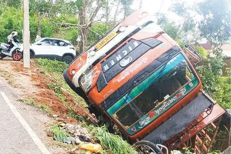 ഗൂഗിൾ മാപ്പ് ചതിച്ചു: വട്ടംതട്ട ഇറക്കത്തിൽ നിയന്ത്രണം വിട്ട ലോറി മറിഞ്ഞു
