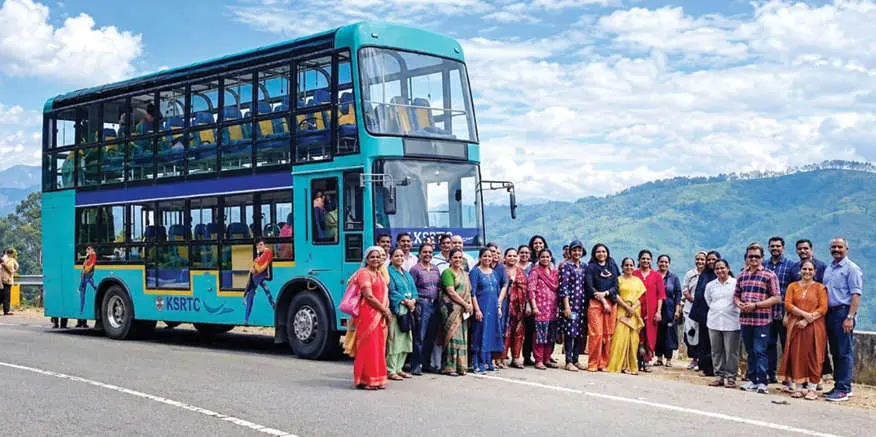മൂന്നാറില് സര്വീസ് നടത്തുന്ന കെഎസ്ആര്ടിസിയുടെ റോയല് വ്യൂ ഡബിള് ഡെക്കര് ബസുകളിലൊന്ന്