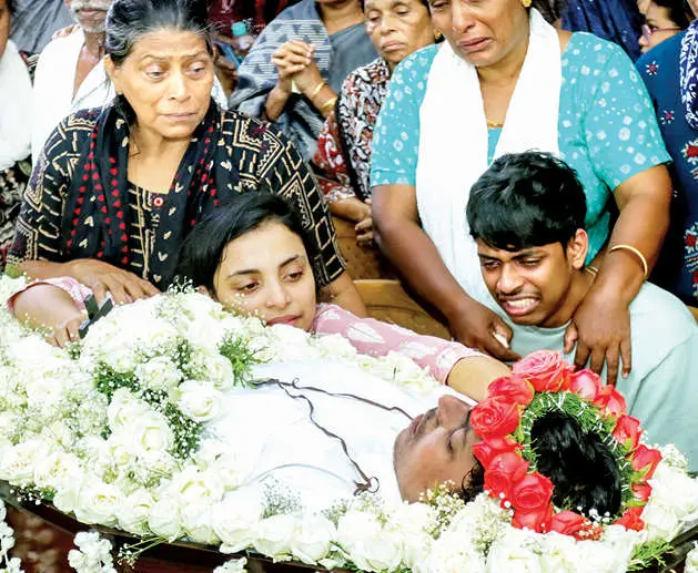 ജര്മനിയിലെ അപ്പാര്ട്ട്മെന്റിലുണ്ടായ തീപ്പിടിത്തത്തില് മരിച്ച സിവിന് ജോണിയുടെ മൃതദേഹം കാലടി മാണിക്യമംഗലത്തെ വീട്ടില് പൊതുദര്ശനത്തിനുവെച്ചപ്പോള് വിലപിക്കുന്ന സഹോദരി സിമിയും സഹോദരന് സാല്വിനും.