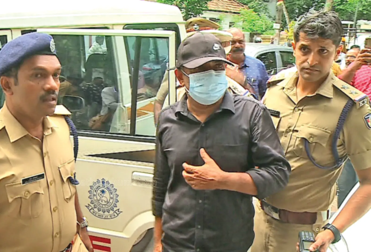 കൂടത്തില് കൊലപാതകക്കേസിലെ പ്രതി രവീന്ദ്രന് നായരെ അന്വേഷണസംഘം തെളിവെടുപ്പിനെത്തിച്ചപ്പോൾ