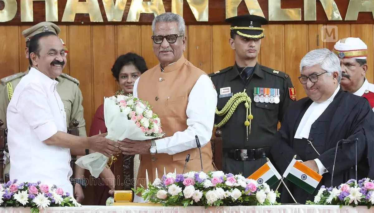 കേരള ഗവർണറായി ലോക്ഭവനിൽ സത്യപ്രതിജ്ഞ ചെയ്ത ഓം പ്രകാശ് മാഥൂറിനെ മുഖ്യമന്ത്രി വി.ഡി.സതീശൻ പൂച്ചെണ്ട് നൽകി അനുമോദിക്കുന്നു. ഹൈക്കോടതി ചീഫ് ജസ്റ്റിസ് സൗമെൻ സെൻ സമീപം  | ഫോട്ടോ: ബിജു വർഗീസ്‌ / മാതൃഭൂമി