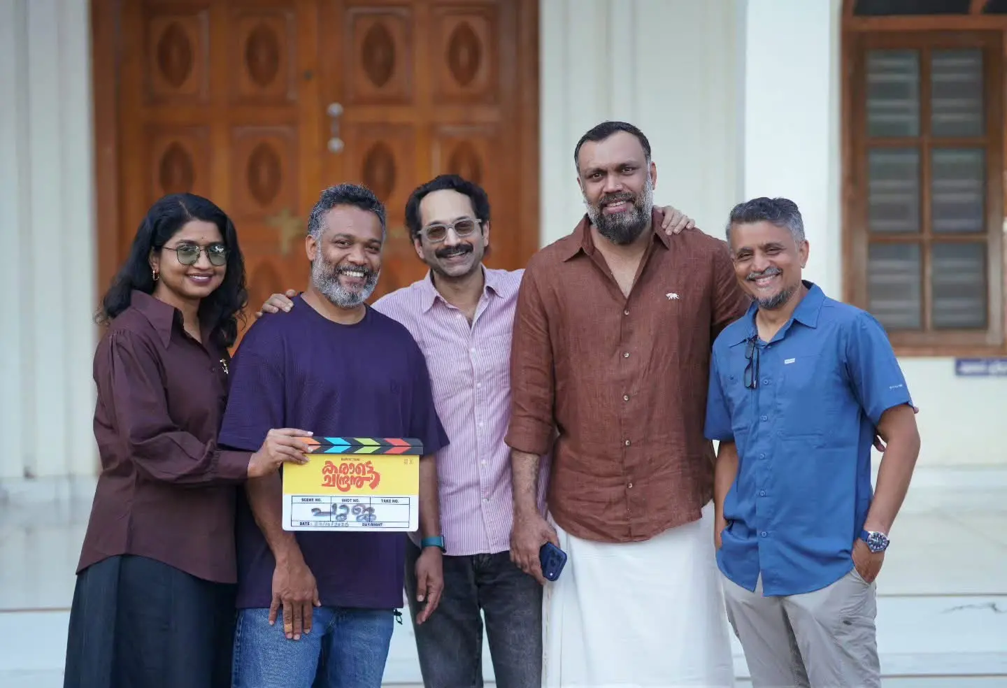 കരാട്ടെ ചന്ദ്രൻ എന്ന ചിത്രത്തിന്റെ അണിയറപ്രവർത്തകർക്കൊപ്പം ഫഹദ് ഫാസിൽ | ഫോട്ടോ: Facebook