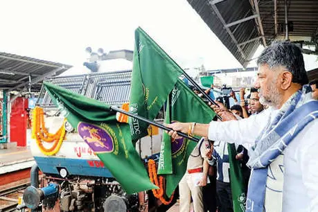 വിനോദ സഞ്ചാര തീവണ്ടി ‘ഗോൾഡൻ ചാരിയറ്റ് ‘ വീണ്ടും ഓടിത്തുടങ്ങി