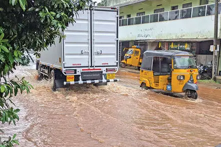 മലയോര ഹൈവേയിൽ വെള്ളക്കെട്ട്