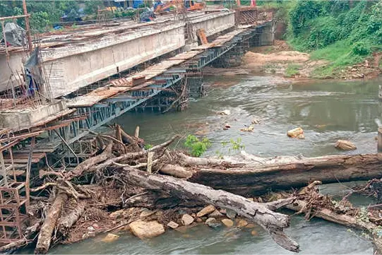 കുളത്തൂപ്പുഴ അമ്പലക്കടവ് പാലത്തിലെ തടി നീക്കംചെയ്യൽ തിങ്കളാഴ്ചമുതൽ