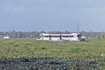 യാത്രക്കാരുമായി രണ്ടുമണിക്കൂർ ബോട്ട് കായലിൽ കുടുങ്ങി