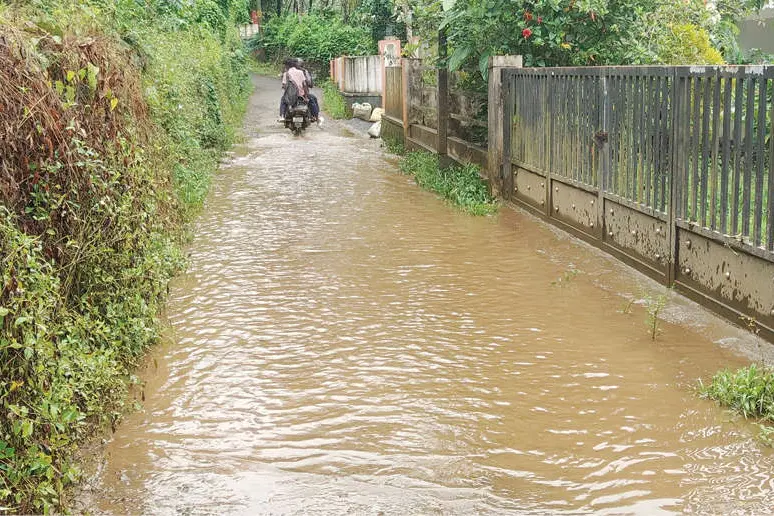 വള്ളിക്കെട്ടായി വെള്ളക്കെട്ട്