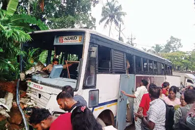 ആപ്പാഞ്ചിറയിൽ കെ.എസ്.ആർ.ടി.സി. ബസ് പിക്കപ്പിലും മതിലിലും ഇടിച്ച് 30 പേർക്ക് പരിക്ക്