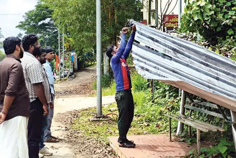 തകർന്ന കാത്തിരിപ്പുകേന്ദ്രം പൊളിച്ചുനീക്കി പുനർനിർമിക്കാമെന്ന് വാഗ്ദാനം
