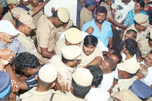 രണ്ട് സഹപാഠികൾ അറസ്റ്റിൽ, രണ്ട് അധ്യാപകരെ സസ്പെൻഡ് ചെയ്തു