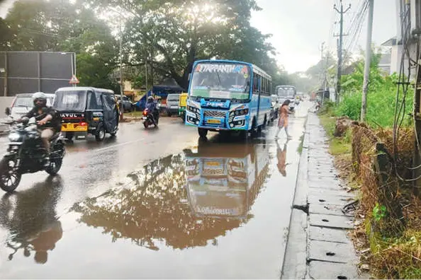 കണ്ണിയംപുറത്ത് പ്രധാനപാതയിൽ വെള്ളക്കെട്ട്