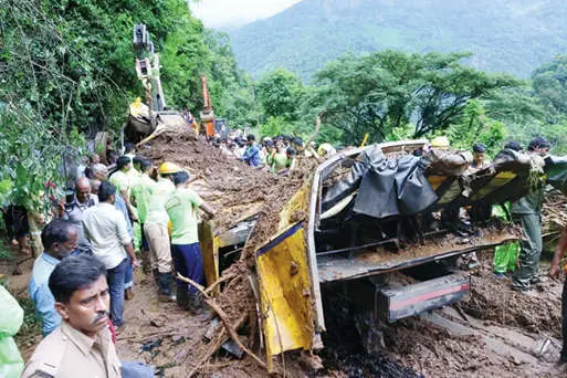 കനത്ത മഴയിൽ ഒറ്റപ്പെട്ട് ഊട്ടി; 19 സ്ഥലത്ത് മണ്ണിടിച്ചിൽ