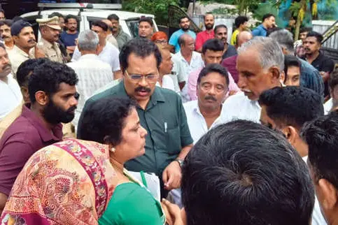 അപകടഭീഷണിയായി സ്കൂളിന്റെ ചുറ്റുമതിൽ
