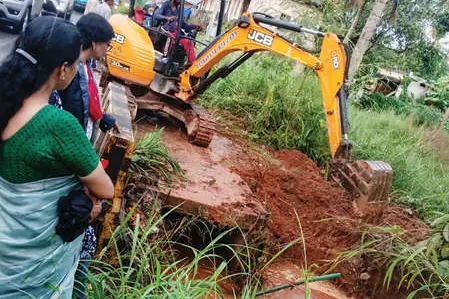 ചോറോടിലെ വെള്ളക്കെട്ട്; തടസ്സം നീക്കിത്തുടങ്ങി