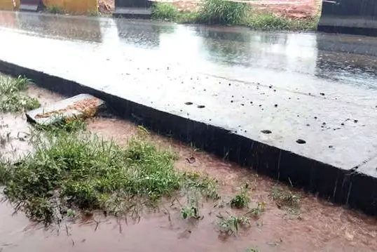മഴവെള്ളം ഓവുചാൽ സ്ലാബിന് മുകളിലൂടെ കടകളിലേക്ക്