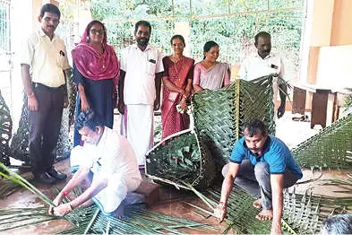 ഉപജില്ലാ കലോത്സവത്തിന് ‘സീഡിന്റെ’ ഓലക്കൊട്ട നിർമാണം