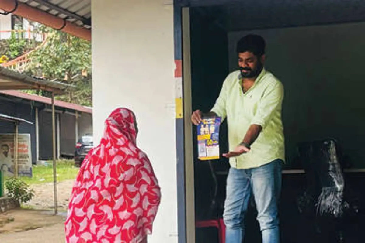 ഭിക്ഷചോദിച്ചെത്തിയ നാടോടിസ്ത്രീ എസ്.എം.എ. ബാധിതരായ കുഞ്ഞുങ്ങളുടെ ചികിത്സാസഹായനിധിയിലേക്കുള്ള പണം സമിതിയംഗത്തിന് നല്കുന്നു
