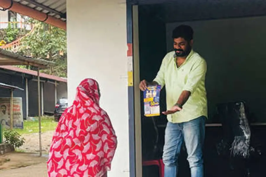 ‘ഇതൈ കുളന്തൈകൾക്ക് മരുന്തു വാങ്ങ എടുത്തുക്കോങ്കെ’-അളക്കാനാകില്ല, ആ പത്തു രൂപയുടെ വില; ഭിക്ഷചോദിച്ചെത്തിയ നാടോടിസ്ത്രീ പണംനൽകി മടങ്ങി