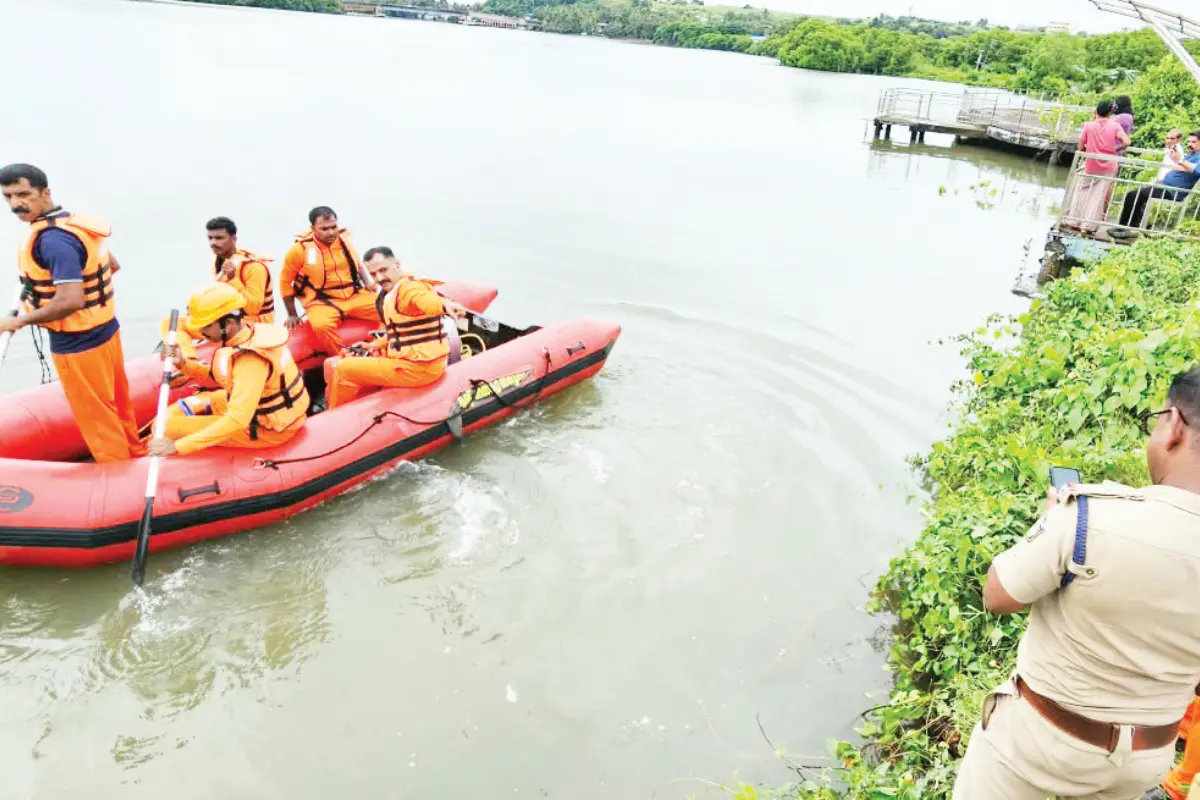 പാലത്തിന് മുകളില് നിര്ത്തിയിട്ടനിലയില് കണ്ടെത്തിയ ലോറിയുടെ ൈഡ്രവര്ക്കായി പുഴയില് തിരച്ചില്
