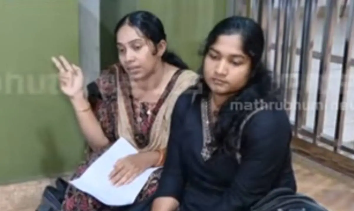 കളക്ടറേറ്റിന് മുന്നിൽ കുത്തിയിരുന്ന് പ്രതിഷേധിക്കുന്ന ജീവനക്കാർ | Photo: mathrubhumi news/screengrab