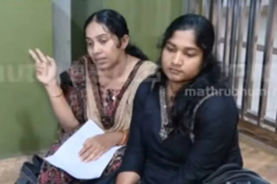 ഒറ്റരാത്രികൊണ്ട് സർക്കാർ ജോലി നഷ്ടമായി; കോഴിക്കോട് കളക്ടറേറ്റിന് മുന്നിൽ പിരിച്ചുവിട്ട ജീവനക്കാരുടെ പ്രതിഷേധം