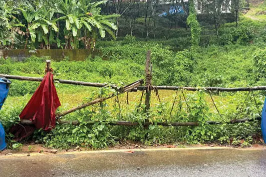 പൊലിക്കോട്-തടിക്കാട് പാതയിൽ ചിറയുടെ സംരക്ഷണഭിത്തി പുനർനിർമാണം വൈകുന്നു