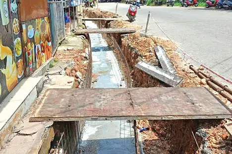 പഴകുറ്റി-പൊന്മുടിപ്പാത നവീകരണം ഓടനിർമാണത്തെക്കുറിച്ച് വീണ്ടും പരാതികൾ