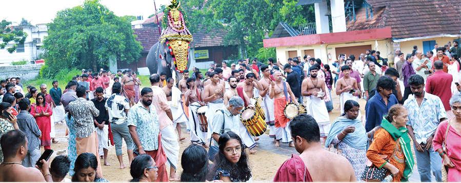 മുഖസന്ധ്യവേല; പ്രഭാതശ്രീബലിക്ക് വൈക്കത്തപ്പന്റെ സ്വർണത്തിടമ്പ് എഴുന്നള്ളിച്ചു