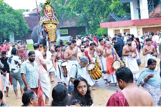 മുഖസന്ധ്യവേല;പ്രഭാതശ്രീബലിക്ക് വൈക്കത്തപ്പന്റെ സ്വർണത്തിടമ്പ് എഴുന്നള്ളിച്ചു