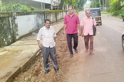 കളക്ടറേറ്റിന് മുന്നിലെ കുഴി, കാൽനടയാത്രക്കാർ സൂക്ഷിക്കണം
