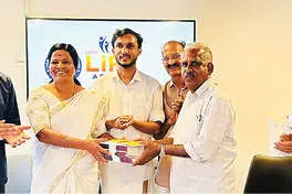 ലൈബ്രറികൾക്ക് പുസ്തകങ്ങൾ കൈമാറി