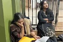 കളക്ടറേറ്റിലെ പിരിച്ചുവിടൽ: സമരംതുടർന്ന് വനിതാ ടൈപ്പിസ്റ്റുമാർ