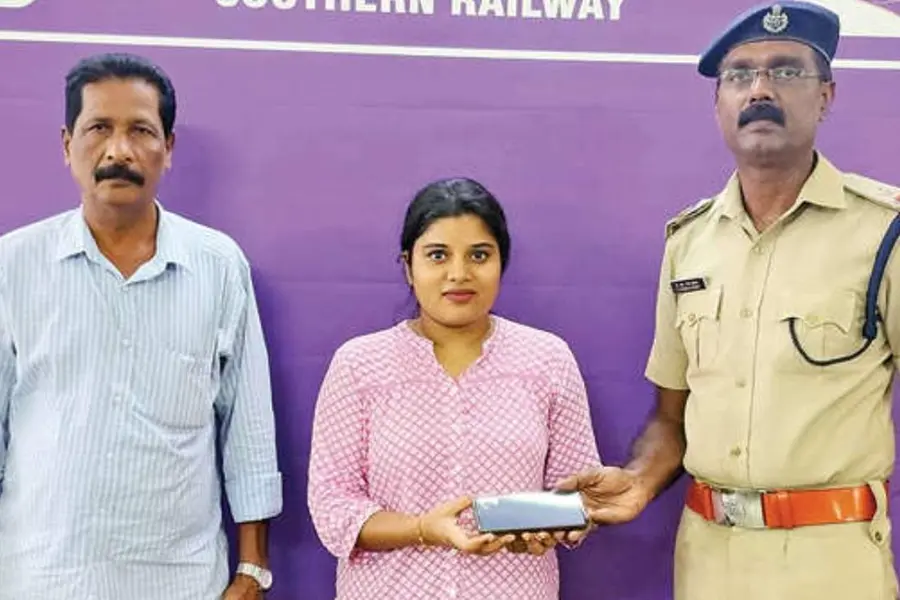 ‘ഓപ്പറേഷൻ മൊബൈൽ’ വിജയം...ട്രെയിനിൽനിന്ന് തെറിച്ചുപോയ മൊബൈൽ തിരഞ്ഞ് കണ്ടെത്തിയത് മുൻ ആർ.പി.എഫ്. ഉദ്യോഗസ്ഥൻ