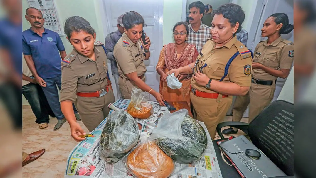 കള്ളനോട്ട് കേസിൽ അറസ്റ്റിലായ സിബിയോണിന്റെ മത്സ്യബന്ധനവള്ളങ്ങളുടെ സാമഗ്രികൾ സൂക്ഷിക്കുന്ന മുറിയിൽനിന്ന് പിടിച്ചെടുത്ത തിമിംഗിലഛർദി പോലീസ് പരിശോധിക്കുന്നു