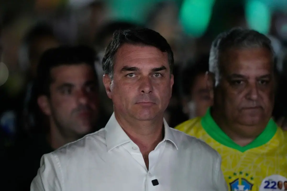 Opposition presidential candidate Sen. Flavio Bolsonaro arrives at his election night event after the presidential runoff in Brasilia, Brazil. | Photo: AP
