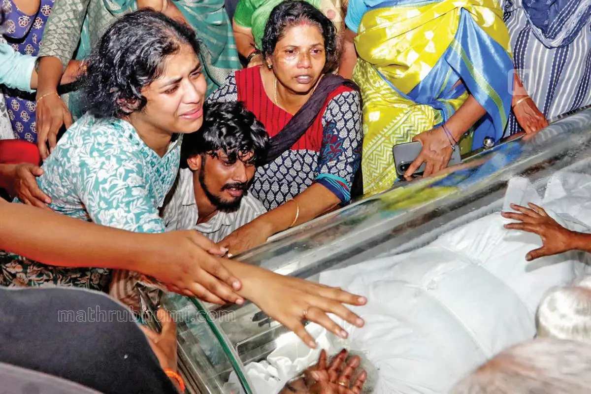 ജയബാലകൃഷ്ണന്റെ മൃതദേഹം ചിറ്റൂരിലെ വീട്ടിലെത്തിച്ചപ്പോള് പൊട്ടിക്കരയുന്ന മകള് ഭദ്രകീര്ത്തി, മകന് ഭരത്ശങ്കര്, ഭാര്യ ബിന്ദു എന്നിവര് | ഫോട്ടോ: റിദിന് ദാമു
