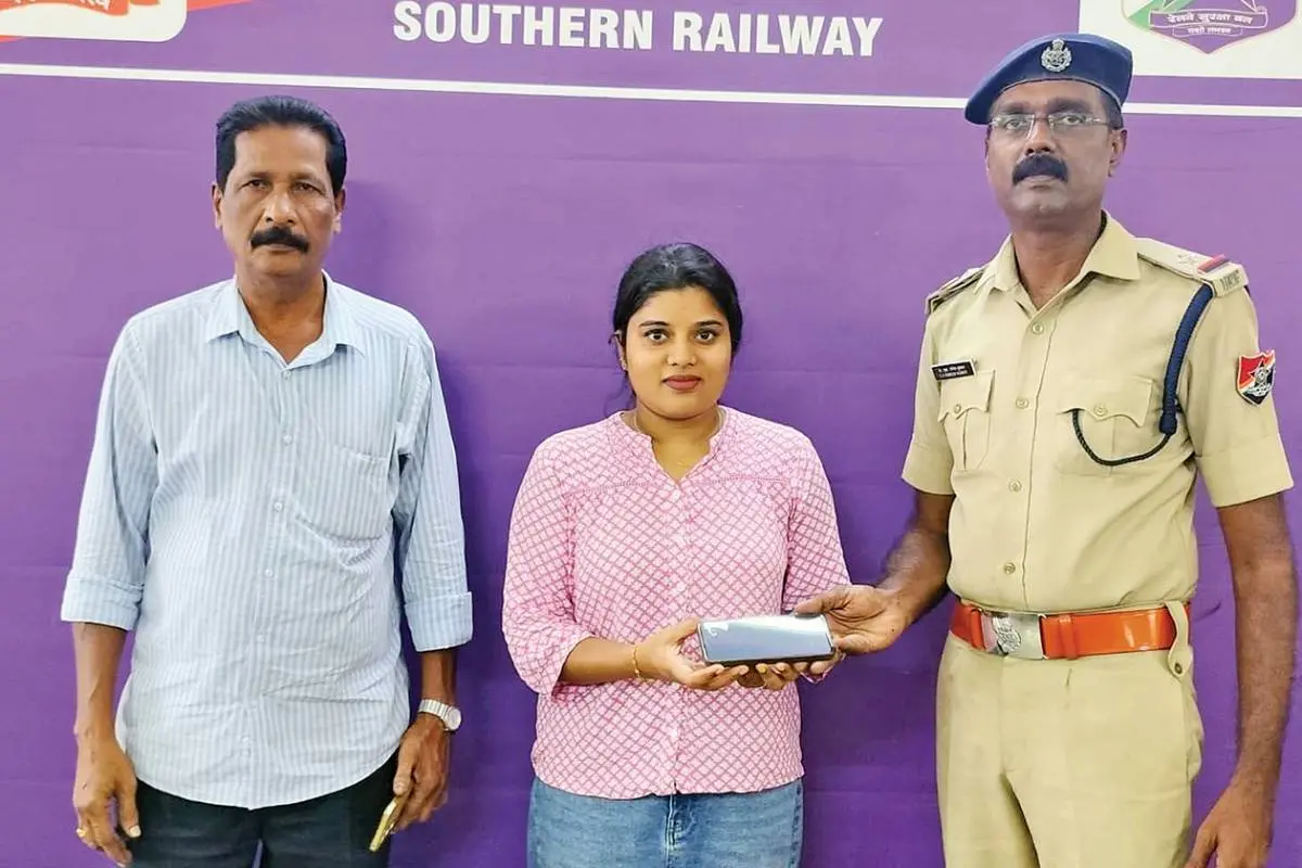 കളഞ്ഞുപോയ മൊബൈൽ ഫോൺ വീണ്ടെടുത്ത് ഡോണാ സജിമോന് കൈമാറുന്ന നോർത്ത് ആർ.പി.എഫ്. സ്റ്റേഷനിലെ എ.എസ്.ഐ. രമേഷ്കുമാർ. മുൻ ആർ.പി.എഫ്. ഉദ്യോഗസ്ഥൻ കെ.ബി. ഷാജി സമീപം