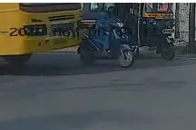 സ്കൂട്ടർ യാത്രക്കാരിയെ ഇടിച്ചിട്ടും സ്കൂൾ ബസ് നിർത്താതെ പോയി, സംഭവം പഴയങ്ങാടിയിൽ