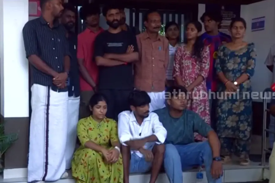 ‘ഞങ്ങൾക്ക് അച്ഛനെയാണ് നഷ്ടപ്പെട്ടത്...’; ചിത ഉണങ്ങും മുൻപ് നീതി തേടി പോലീസ് സ്റ്റേഷന് മുന്നിൽ മക്കൾ സമരത്തിൽ